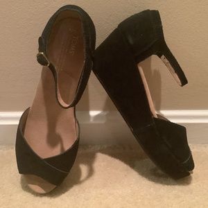 Tom’s black suede wedge